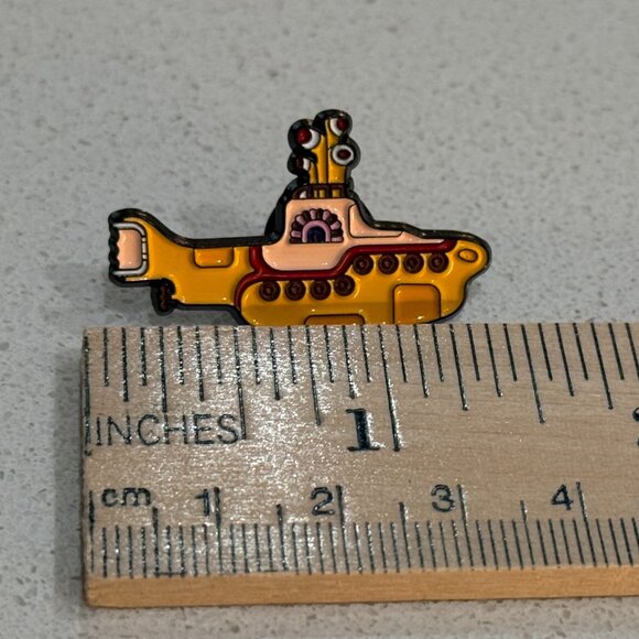 BEATLES Badge Pin YELLOW SUBMARINE - Picture 5 of 5